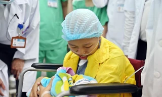 Chị Liên hạnh phúc ôm con vào lòng - Ảnh: VNE