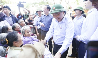 Thủ tướng thăm hỏi, động viên bà con vùng lũ khắc phục hậu quả do mưa lũ, sớm ổn định cuộc sống