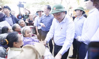 Thủ tướng thăm hỏi, động viên bà con vùng lũ khắc phục hậu quả do mưa lũ, sớm ổn định cuộc sống