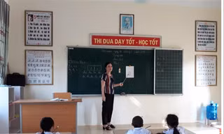 Giáo viên tại Vĩnh Phúc trong một giờ dạy Tiếng Việt 1 - công nghệ 