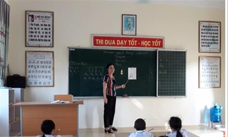 Giáo viên tại Vĩnh Phúc trong một giờ dạy Tiếng Việt 1 - công nghệ 