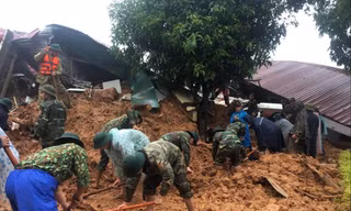 Các chiến sĩ tìm kiếm đồng đội của Đoàn Kinh tế - Quốc phòng 337 (Quân khu 4) bị vùi lấp và mất tích sau sự cố sạt lở đất ở huyện Hướng Hóa, tỉnh Quảng Trị 