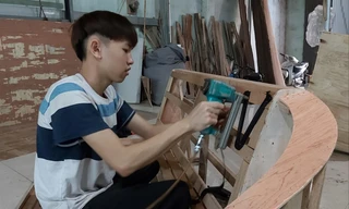 Lý A Phao trong xưởng sản xuất gỗ