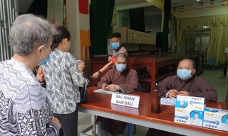 Người dân làm thủ tục vào nhận diện tro cốt thất lạc tại chùa Kỳ Quang 2