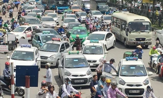 Chuyên gia cho rằng, giá xăng giảm nhưng giá cước taxi vẫn đứng yên là không chấp nhận được. Ảnh: A.Trọng 