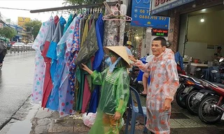 Hiệp sĩ Trần Văn Hoàng phụ vợ bán hàng rong trên phố Ảnh: Văn Minh 