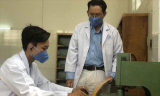 Y, bác sĩ BV Thống Nhất tại “xưởng” sản xuất khẩu trang vải kháng khuẩn Ảnh: U.P 