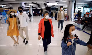 Người Hàn Quốc đeo khẩu trang khi đi lại trong sân bay Gimpo, Hàn Quốc, ngày 1/5 ảnh: Reuters 