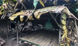 Một chiếc lán tạm của người Mày trong rừng sâu 