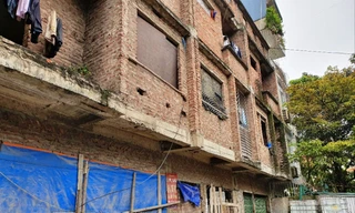 Hàng nghìn lao động tự do đang bị kẹt ở các xóm trọ