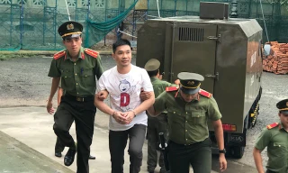 Trùm ma túy Văn Kính Dương đến phòng xử án chiều qua 9/5. Ảnh: Tân Châu 