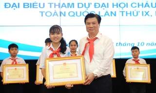 Thứ trưởng Bộ GD&ĐT trao Bằng khen cho 63 đại biểu tiêu biểu xuất sắc Đại hội Cháu ngoan Bác Hồ toàn quốc lần thứ IX Ảnh: Xuân Tùng 