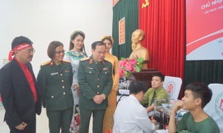 Lãnh đạo Học viện Hậu cần, Bệnh viện Trung ương Quân đội 108 và báo Tiền Phong trò chuyện với đoàn viên thanh niên Học viện tham gia ngày Chủ nhật Đỏ lần thứ XI - 2019. Ảnh: Nguyễn Minh 