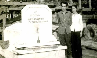 Vợ chồng nhà văn Sơn Tùng bên mộ cũ của cụ Nguyễn Sinh Sắc (tức Nguyễn Sinh Huy).. Ảnh: ĐINH KHẮC GIAO (do gia đình nhà văn Sơn Tùng cung cấp)