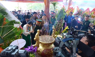 Bà Trần Thị Nguyệt Thu - phu nhân Thủ tướng Nguyễn Xuân Phúc dâng hương liệt sĩ Hóc Thượng ảnh: Trần Tuấn 