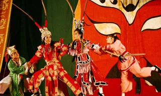 Các nghệ sỹ tuồng cổ trong một lần biểu diễn ở chùa