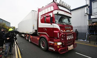 Bộ trưởng Công an Tô Lâm trao đổi với các đại biểu bên lề kỳ họp Ảnh: Như Ý 