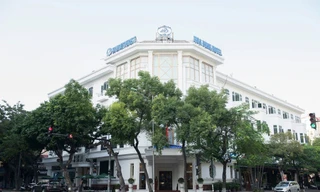 Khách sạn Hòa Bình (do UBND quận Hoàn Kiếm quản lý): Số 27, phố Lý Thường Kiệt, phường Hàng Bài, quận Hoàn Kiếm, Hà Nội là một trong các khách sạn được phép cách ly người nhiễm COVID - 19