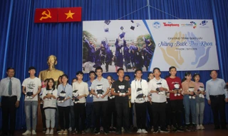 Nhà báo Lê Xuân Sơn (bìa phải) và PGS.TS Nguyễn Minh Hà (bìa trái) trao quà cho các bạn thủ khoa