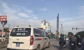 Xe cấp cứu “dù” mang biển xanh chạy trên phố Hà Nội 