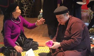 Thầy Then Thọ đang hành lễ