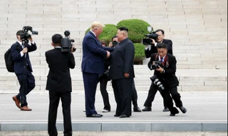 Tổng thống Mỹ Donald Trump và Chủ tịch Triều Tiên Kim Jong Un trong cuộc gặp bất ngờ ở khu phi quân sự Triều Tiên - Hàn Quốc Ảnh: Bloomberg 
