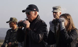 Phó Tổng thống Mỹ Joe Biden nhìn về phía Triều Tiên từ phía Hàn Quốc trong Khu phi quân sự vào tháng 12/2013 ảnh: Getty Images 