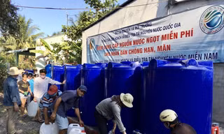 Người dân vùng hạn mặn huyện Châu Thành, tỉnh Bến Tre lấy nước từ điểm cấp nước ngọt vừa được đưa vào sử dụng 