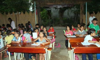 Lớp học tại nhà của vợ chồng A Kâm 