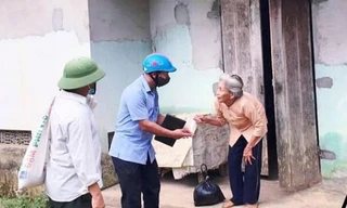 Hình ảnh cụ Lê Thị Thanh (73 tuổi) bán gà lấy tiền ủng hộ quỹ phòng chống dịch khiến nhiều người cảm kích