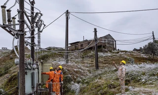 Công nhân điện lực Lạng Sơn thực hiện nhiệm vụ ở đỉnh Mẫu Sơn. Ảnh: Tố Oanh 