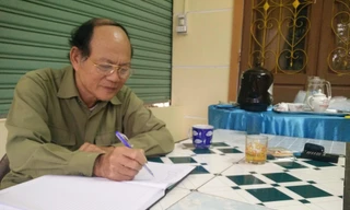 Cựu chiến binh Nguyễn Thanh Bình kiểm tra thông tin ghi chép về liệt sĩ để tổ chức tìm kiếm hài cốt các anh
