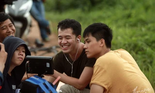 Trịnh Đình Lê Minh (thứ hai từ phải sang) trên trường quay Ảnh: nhân vật cung cấp 