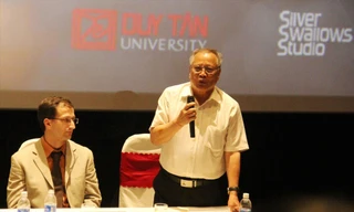 Nguyên phi công Đoàn không quân Sao đỏ - ông Nguyễn Văn Quỳ xúc động khi xem bộ phim về cuộc giao tranh trên bầu trời cách đây hơn nửa thế kỷ. Ảnh: Thanh Trần