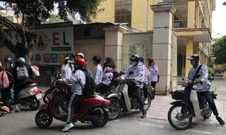 Nhiều học sinh THPT đi xe máy, xe đạp điện đến trường ảnh: Nguyễn Linh