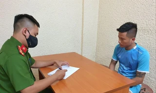 Đối tượng Hân (phải) tại cơ quan Công an