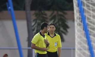 Trọng tại Habib trao đổi với trợ lý khi bắt lỗi thủ môn Thái Lan di chuyển trước khi Tấn Sinh sút bóng 