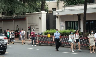 Bên ngoài tổng lãnh sự quán Mỹ ở Thành Đô, Trung Quốc, ngày 23/7. Ảnh: Getty Images 
