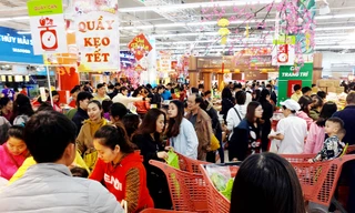 Người dân Hà Nội thay vì sắm tết các chợ truyền thống đã lựa chọn mua hàng tại hội chợ và siêu thị để đảm bảo vệ sinh an toàn thực phẩm. Ảnh: Hồng vĩnh 