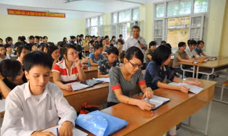 Tăng học phí đang làm khó sinh viên nghèo. ảnh: hồng vĩnh