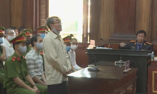 Bị cáo Nguyễn Khanh (đứng) tại phiên tòa hôm 21/9 Ảnh: PV