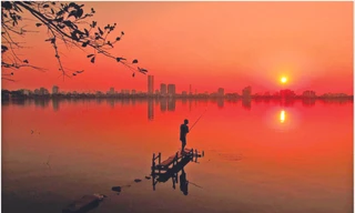 Hoàng hôn hồ Tây Ảnh: Trường Phong