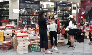 Sức mua giảm sút, nhân viên bán hàng nhiều hơn khách mua  