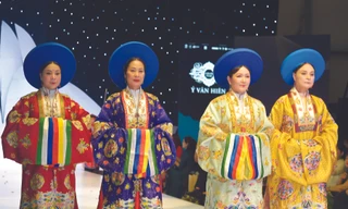 NSND Lan Hương (từ trái qua), NSƯT Thùy Liên, NSND Minh Hòa, NSND Hoàng Cúc mặc áo Nhật Bình của Ỷ Vân Hiên 