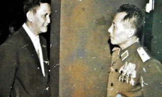 Ông Nguyễn Hữu Hạnh (bìa trái) với cương vị Ủy viên Ủy ban trung ương Mặt trận tổ quốc Việt Nam Khóa I (1977) Ảnh: Tư liệu 