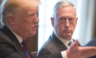 Tổng thống Trump và tướng Mattis (phải) lúc ông Mattis còn làm Bộ trưởng Quốc phòng Mỹ Ảnh: CNN 