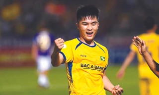 Đặng Văn Lắm ghi bàn giúp SLNA đánh bại Hà Nội trong trận đấu ở vòng 5 V-League