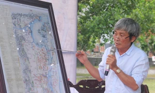 Nhà nghiên cứu Hồ Trung Tú bên tấm bản đồ chiến sự Đà Nẵng 160 năm về trước. Ảnh: Nguyễn Thành 