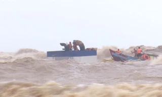 Ông Bằng lúc bơi được vào bờ sau khi ra cứu nạn tàu Vietship 01 bị rơi xuống biển Ảnh: H.T