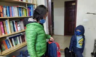 Gia đình chị Nguyễn Thị Nga (phường Việt Hưng, quận Long Biên, Hà Nội) nhờ chị họ gần nhà trông giúp con trai nghỉ học vì dịch 